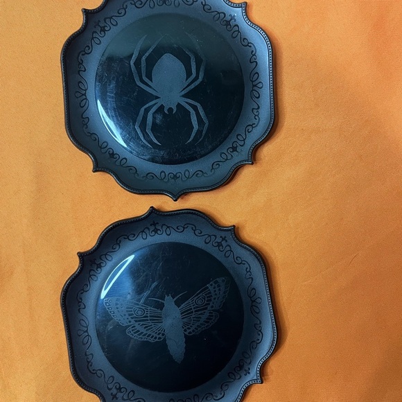 Black Decorative Plates with Spider and Moth Design - Picture 8 of 8
